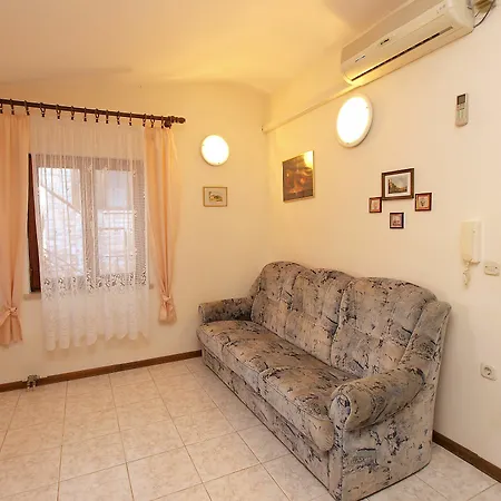 Lillian 811 Apartment *